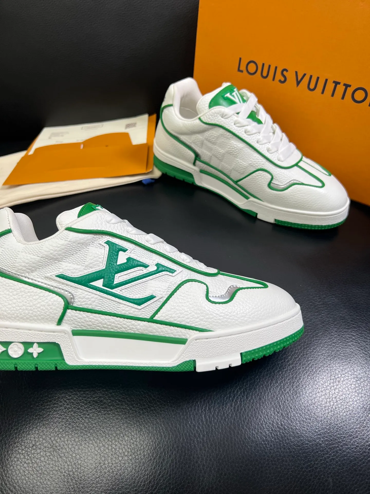 Men's shoes💰840 Lv 🔍Top purchasing agent🇮🇹 Louis Vuitton, the sports sneaker counter is synchronized, the uppers are imported from Italy, high-quality splicing colorful and complex crafts, the imported mesh padding is soft and comfortable, soles: original soles specially provided by the original factory, T men's men's shoes 💰U exclusive movable molded soles are super comfortable, original factory and single goods, 🔍🔍high quality, you can enter and leave the counter at will, welcome to compare, code number 39-44 (customized 38 45) 85878